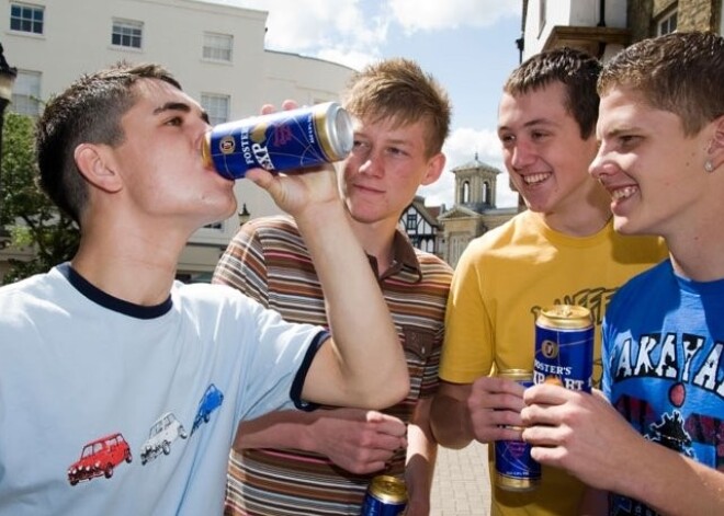 Реальность в Латвии: алкоголь продают даже 12-летним подросткам
