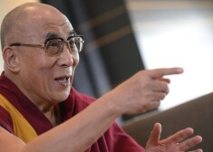 Dalailama: "Mana pēctece varētu būt sieviete, ja vien viņa ir skaista"