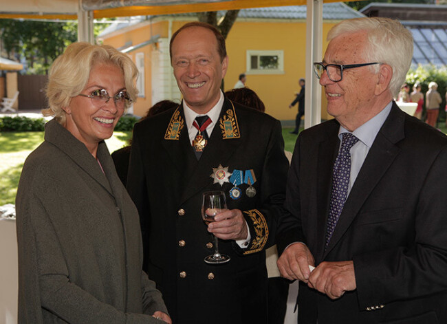 Krievijas Vēstnieks Latvijā Aleksandrs Vešņakovs īpaši priecājās, ka viņa rīkoto pieņemšanu apmeklēja Maestro Raimonds Pauls un dziedātāja Laima Vaikule.