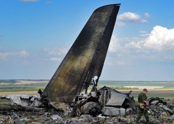 Ukrainā sēras. Teroristu notriektajā armijas lidmašīnā nogalināti 49 cilvēki. FOTO