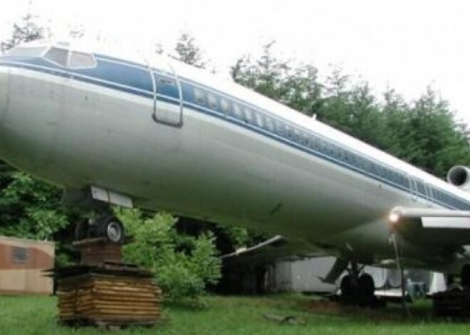 Пенсионер построил себе среди леса дом из самолета Boeing 727. ВИДЕО