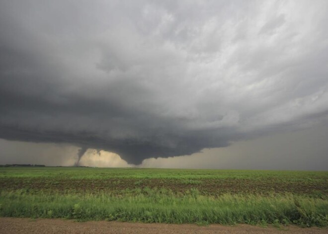 Tornado plosījās Nebraskas ziemeļaustrumos, iznīcinot vairāk nekā pusi Pildžeras pilsētas. Pilsētas iedzīvotāji un glābēji pavadīja pirmdienas vakaru, pārmeklējot sagrautās mājas.Cietušie tika aizvesti uz trim slimnīcām, un vismaz viens ir miris no stihijā gūtajiem ievainojumiem.