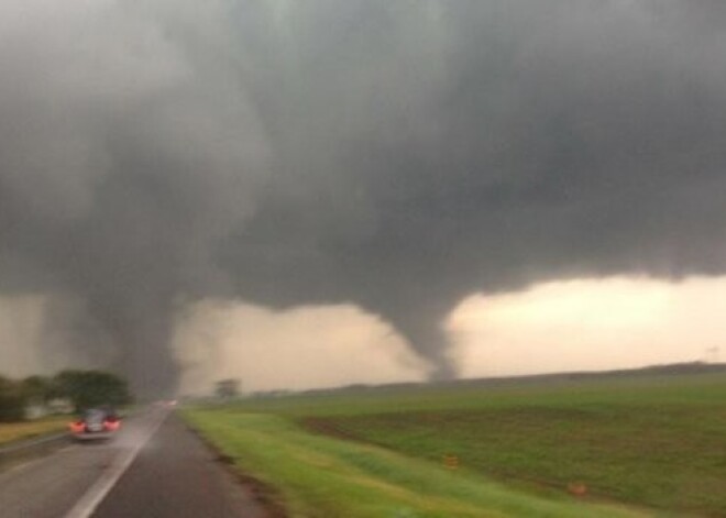 Divi vienlaicīgi tornado Nebraskā izposta pilsētu, viens cilvēks miris. FOTO. VIDEO