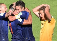 Nīderlandes futbolisti sīvā cīņā pārspēj Austrāliju