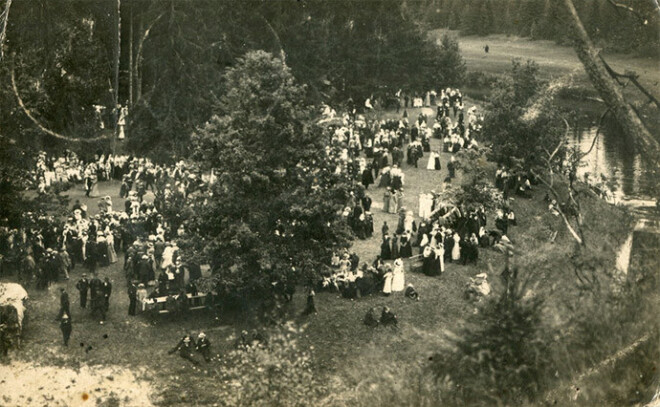 Kamēr vieni 1914. gadā zaļumballēs svinēja svētkus, sociķi rāpās kokus un jāņubērnus apmētāja ar politiskām proklamācijām.