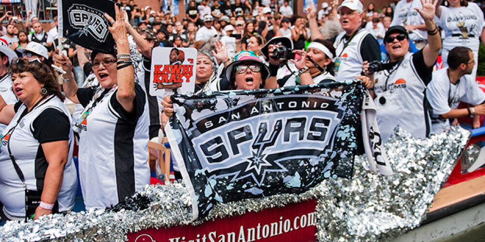 "Spurs" basketbolistus pēc izcīnītā NBA titula sveic 175 000 fanu. FOTO. VIDEO