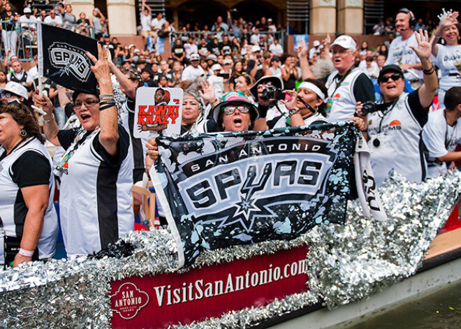 "Spurs" basketbolistus pēc izcīnītā NBA titula sveic 175 000 fanu. FOTO. VIDEO