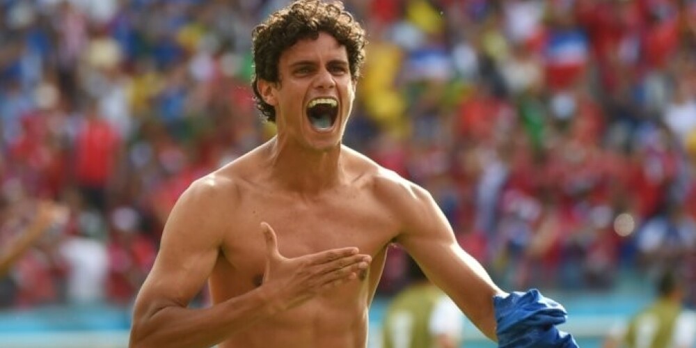 Kostarikas futbolisti uzvar Itāliju, sasniedzot astotdaļfinālu; Anglija brauc mājās