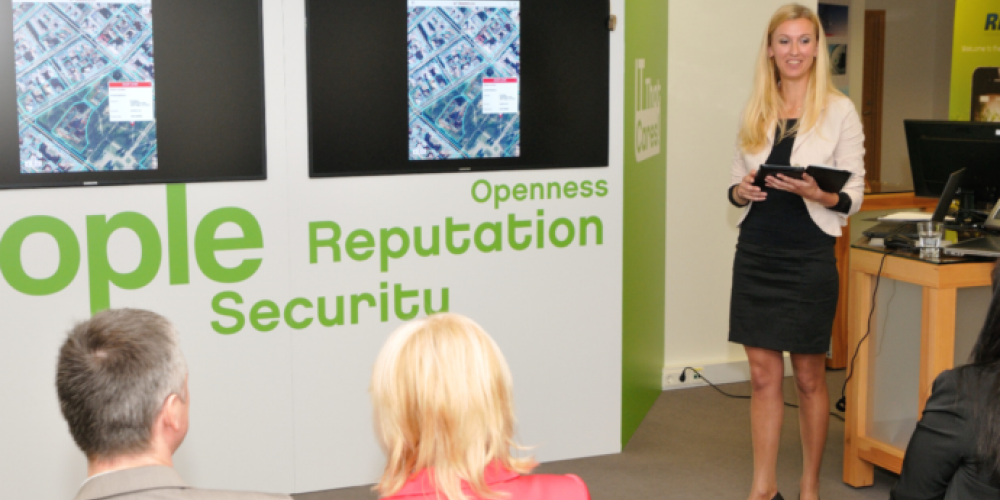 VZD projektu vadītāja Vita Vodinska demonstrē kadastrs.lv darbībā.