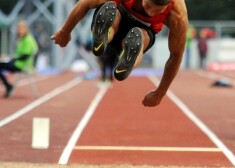 Elvijs Misāns Latvijas komandai palīdzēja ar uzvaru tāllēkšanā un otro vietu 4x100 metru stafetē.