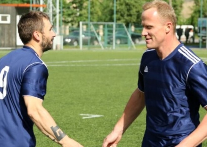 Godinot Kārli Skrastiņu, futbola laukumā hokejisti pārliecinoši uzveic basketbolistus. FOTO