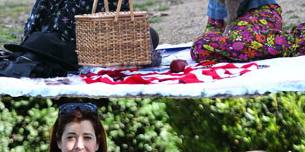 Seriāla „Pludmales patruļa” zvaigznes Deivida Haselhofa jaunākā meita Heilija Haselhofa (pa kreisi) ar draudzeni un četrkājaino mīluli sarīkojusi pikniku tuvējā parkā.