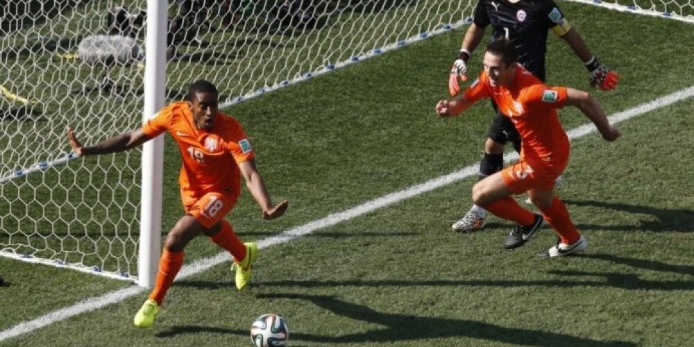 Nīderlandes futbolisti ar uzvaru pār Čīli nodrošina pirmo vietu PK B grupā