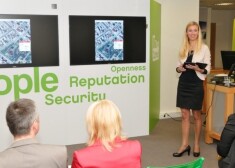 Руководитель проектов Государственной земельной службы Вита Водинска демонстрирует аппликацию  kadastrs.lv  в действии