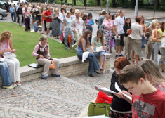 Ik gadus pie Latvijas augstskolām rindas veido jaunie studēt gribētāji. Tomēr saglabājas tendence izvēlēties profesijas, kurās pārprodukcija ir jau tagad.