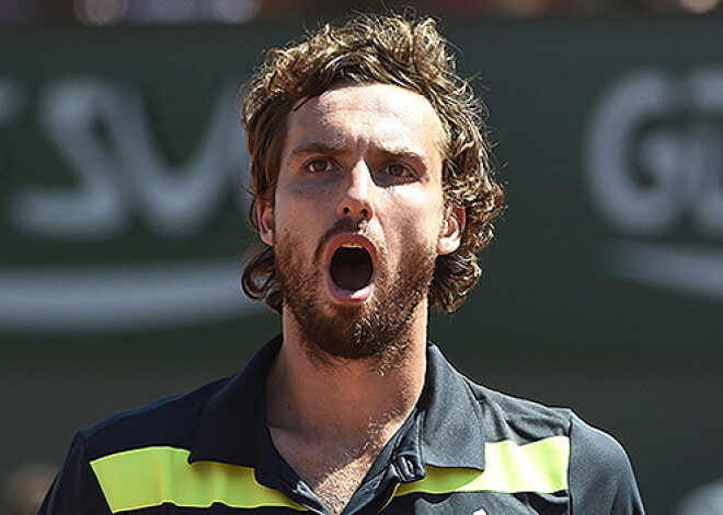 Gulbis trijos setos zaudē Stahovskim un izstājas no Vimbldonas čempionāta