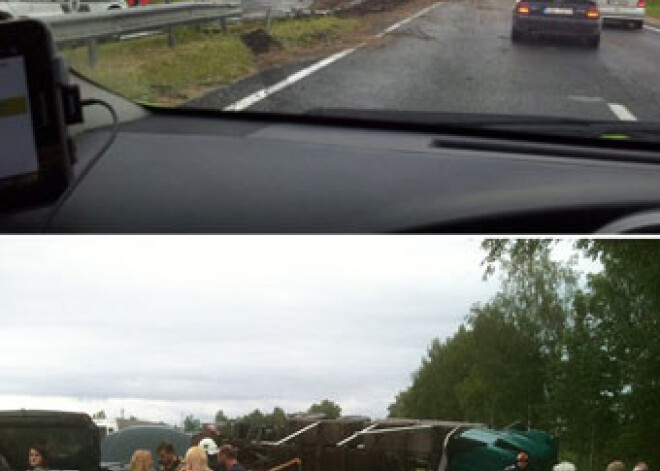 Publiskots video, kā pie Salaspils apgāžas baļķvedējs. FOTO. VIDEO