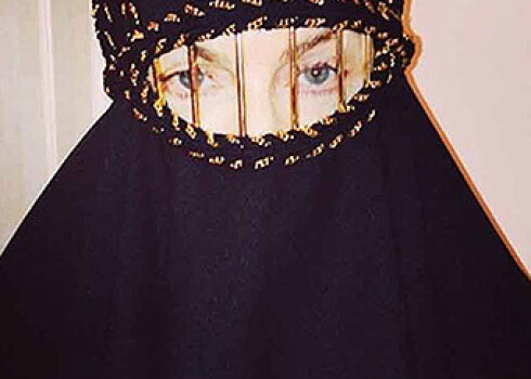 Madonna savā blogā publiskojusi attēlu, kur viņas galvu sedz islāmticīgo sieviešu lakats – burka.