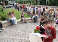 Не все вчерашние школьники знают, кем хотят стать, поэтому продолжать образование не спешат