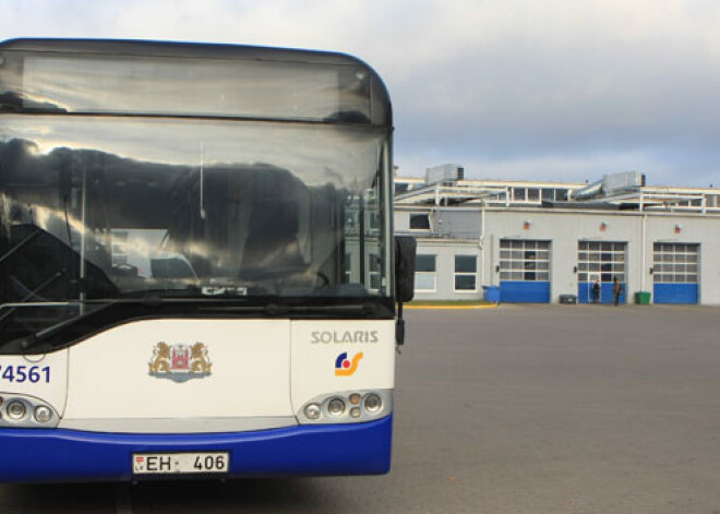 Rīdzinieki jūtas apmuļķoti: sabiedriskais transports sagandējis Līgo svētkus