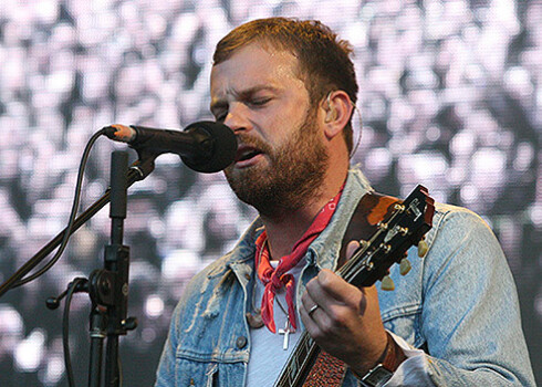 Pasaulslavenā amerikāņu rokgrupa “Kings of Leon” uz Mežaparka Lielās estrādes skatuves.