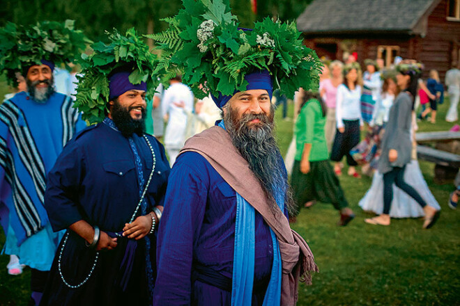 Svinot ar pilnu krūti, priecājoties un smejoties cilvēki ilgojas kļūt līksmāki, laimīgāki.