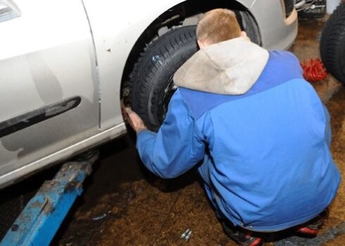 Veicot automobiļu apkopes un remonta nozares nodokļu maksātāju sniegto datu par nodarbināto darba samaksu, profesijām un nostrādāto stundu skaitu analīzi, VID ir identificējis būtiskus "aplokšņu" algu izmaksas riska indikatorus.