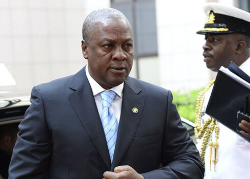 Prezidents Džons Mahama nav minējis atlaišanas iemeslu.