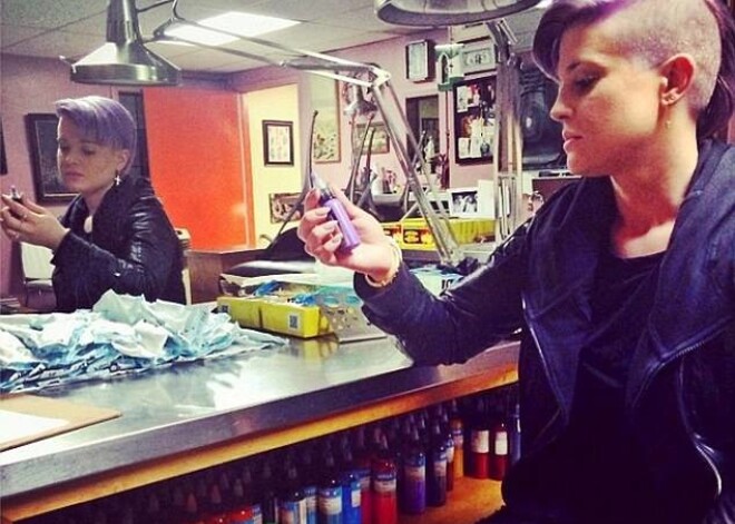 Pēc tetovējuma tapšanas, Kellija sociālajos tīklos ievietoja jaunāko attēlu un uzrakstīja: „Piedodiet, mamma un tēti, bet man tas patīk!”