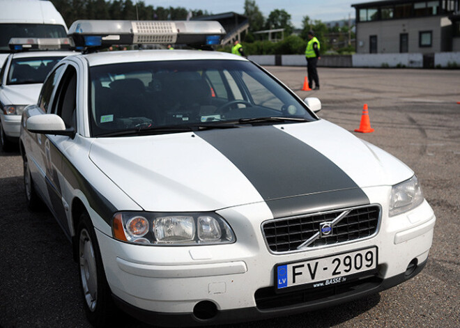 Ceļu policija plāno iegādāties motociklus un automašīnas par 2,5 miljoniem eiro