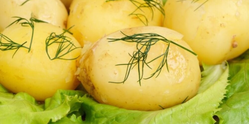 Kā visgaršīgāk pagatavot jaunos kartupeļus