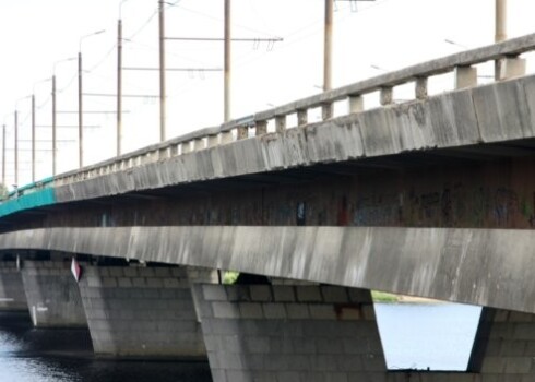 Būvdarbu pirmajā posmā tiks slēgtas abas vidējās josla, pēc tam tiks slēgtas divas joslas virzienā uz Pārdaugavu, bet trešajā posmā rekonstruēs atlikušās divas malējās joslas virzienā uz centru.