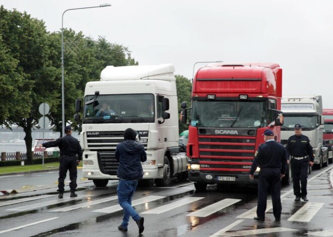 Starptautisko un vietējo kravu pārvadāšanas uzņēmumu pārstāvju kravas automašīnu karavānas bloķē satiksmes plūsmu 11.novembra krastmalas posmā starp Vanšu un Akmens tiltiem, protesta akcijas laikā par "steigšus ieviestā papildu ceļu nodokļa" iekasēšanas sākšanu.