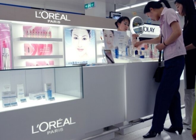 Kompānija "L'Oreal" vairs nemelos, ka viņu produkti kavē ādas novecošanos