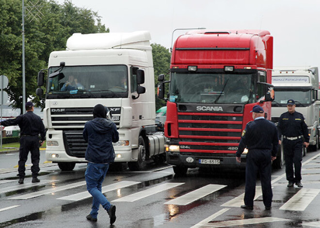 Protestējošas kravas automašīnas bloķē satiksmi Rīgas centrā. FOTO