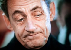 Следователи подозревают, что 59-летний Саркози с помощью своего адвоката пытался воздействовать на ход расследования