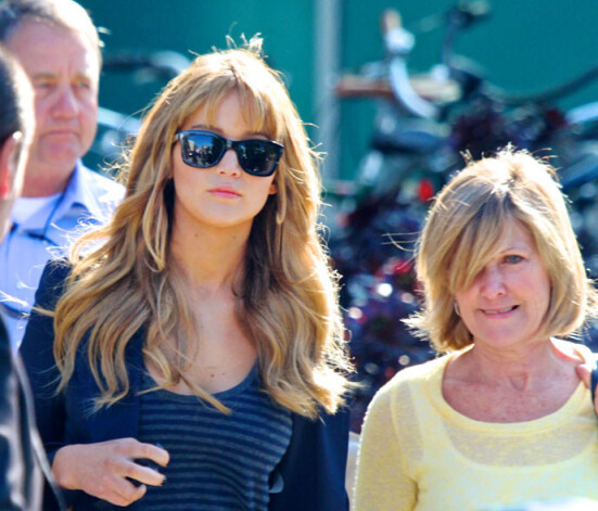 Holivudas superzvaigzne Dženifera Lorensa ar mammu Karenu.