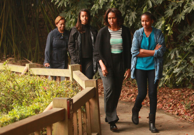 Mišela Obama ar meitām Sašu (pa labi) un Māliju un savu mammu Marianu Robinsoni.