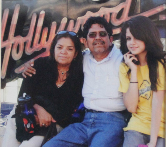 Popzvaigzne Selēna Gomesa ar vecvecākiem Rikardo un Mariju Gomesiem.
