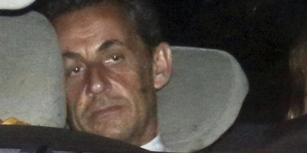 Ja viņš tiks notiesāts par šīm apsūdzībām, viņam draud cietumsods līdz 10 gadiem.