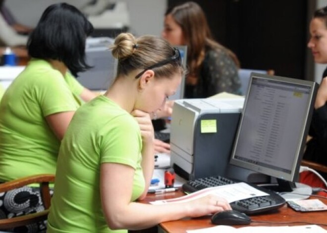 Абитуриенты стоят в очередях у дверей вузов