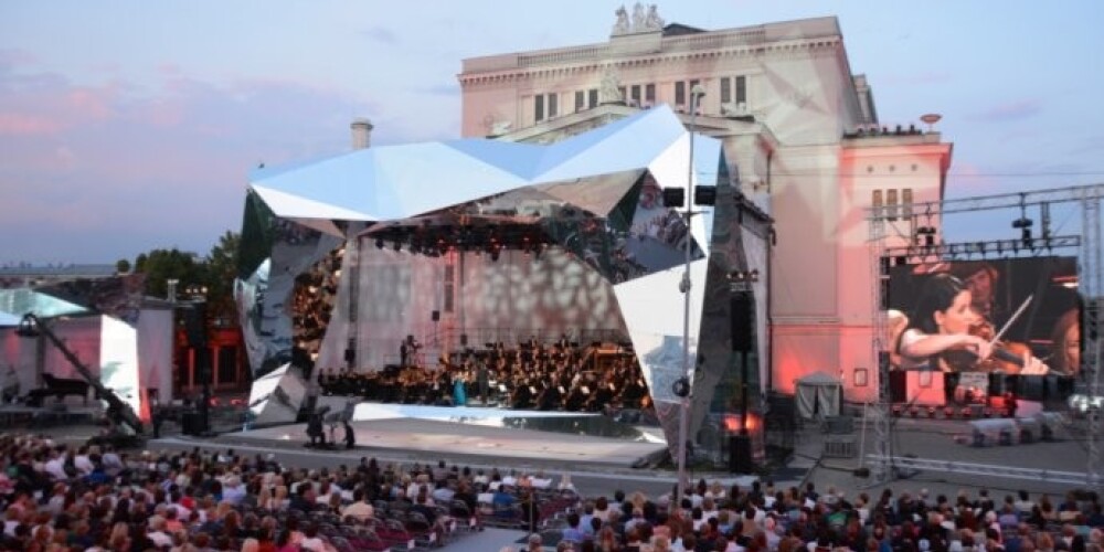 Krāšņais koncerts „Dzimuši Rīgā” pie Nacionālās operas. FOTO