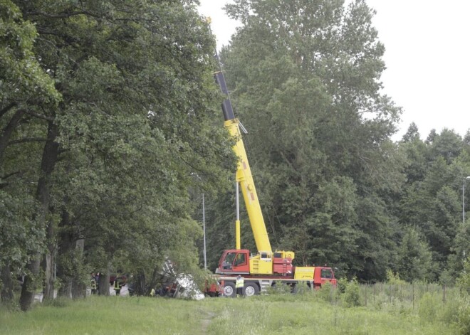 Izbraucot no degvielas uzpildes stacijas, svētdien Zolitūdes ielā Rīgā līkumā apgāzies gāzes vedējs. Par laimi, gāzes noplūde nav konstatēta.