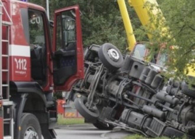 Izbraucot no benzīntanka, Rīgā apgāzies kravas auto. FOTO