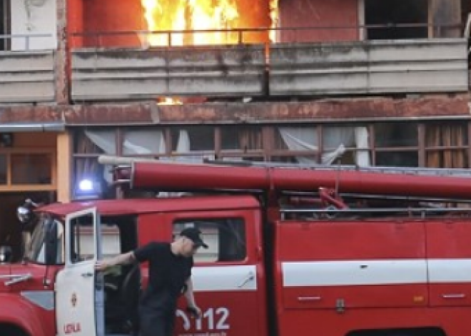 Dzīvojamā mājā Liepājā notikusi gāzes eksplozija; cietuši septiņi cilvēki. FOTO