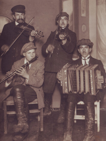 Valmierā skatāma izstāde par lauku muzikantu tradīcijām pagājušā gadsimta pirmajā pusē.