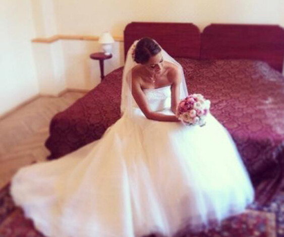 Laura Ikauniece-Admidiņa jaunlaulāto numuriņā.