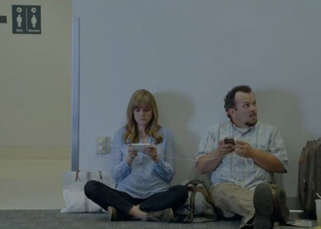 Samsung atkal pavelk uz zoba iPhone lietotājus. VIDEO