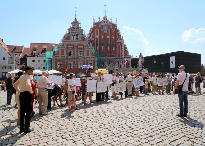 Vairāki desmiti cilvēku protestē pret Lucavsalas pārdošanu