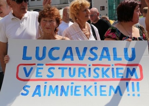 На плакатах было написано: было написано: «Огород каждому рижанину», «Нельзя торговать городскими садами», «Спасем Луцавсалу — сказочное место Риги»